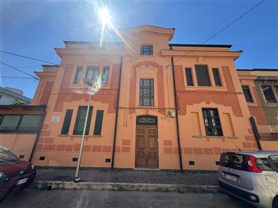 Facciata dell'edificio storico ristrutturato che ospita i due appartamenti