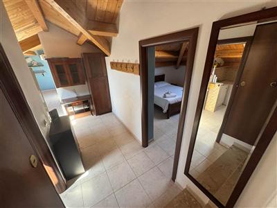 Ingresso con specchio e accesso alla camera da letto
