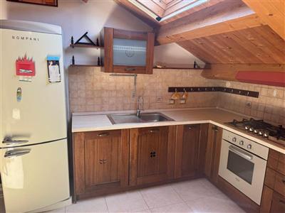 Cucina con forno, piano cottura e frigorifero