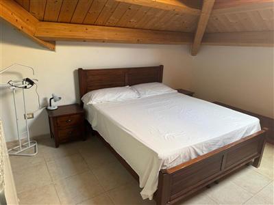 Camera da letto con letto matrimoniale e comodini