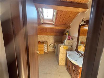 Armadio in legno e scrivania nella camera