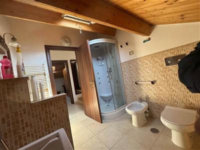 Bagno con box doccia e sanitari