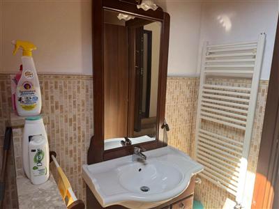 Lavabo con specchio e scaldasalviette