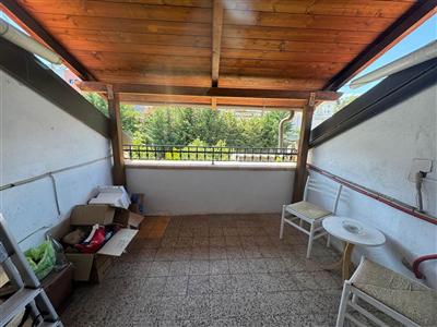 Balcone esterno coperto con tettoia in legno